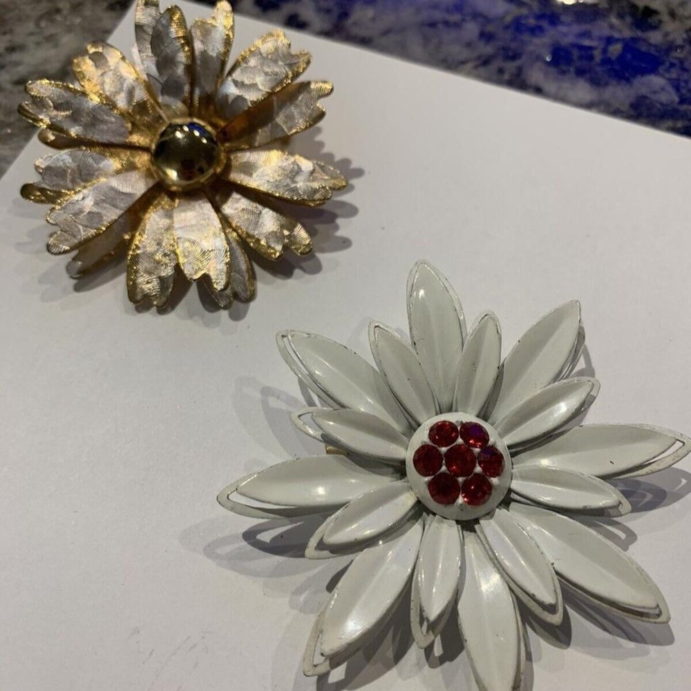 Elegant Gold and White Floral Brooch Set